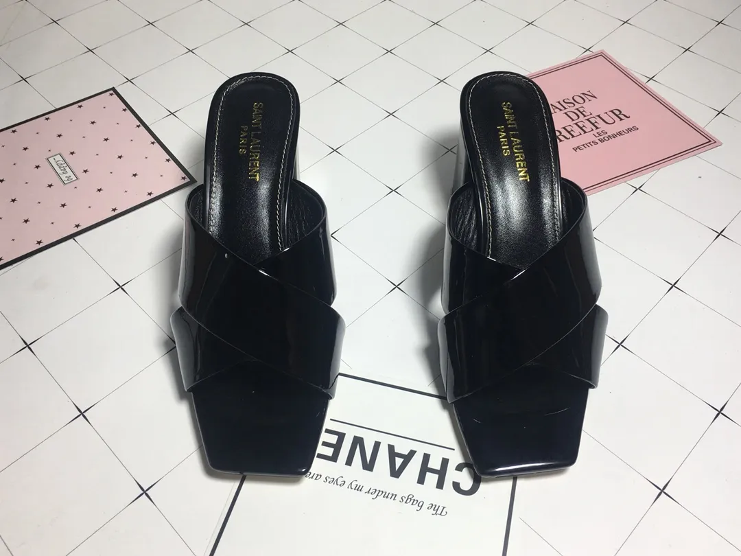 👟👟Ex-factory price 340👟👟 Genuine leather base +40 7CM heel cow patent leather series. 2018 Saint Laurent YSL’s strongest new cross-strap slippers are available in two heel heights. They are 7CM and 9CM respectively. The fabric is made of cowhide. The lining is made of first-layer sheepskin. Size: 34-41 (size 42 can be customized). It is very stable when walking and does not lose its heel.